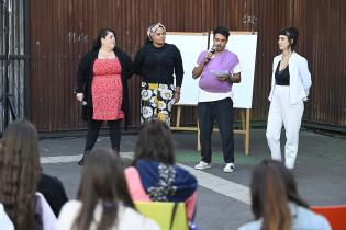 Actividad del laboratorio de activación de la economía del cuidado, La Cuida, en plaza de las Pioneras