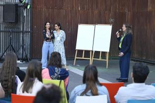 Actividad del laboratorio de activación de la economía del cuidado, La Cuida, en plaza de las Pioneras