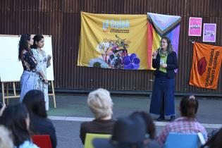 Actividad del laboratorio de activación de la economía del cuidado, La Cuida, en plaza de las Pioneras