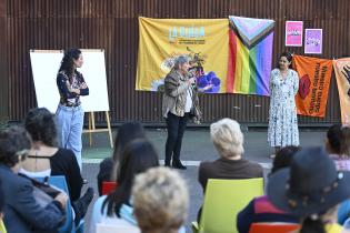 Actividad del laboratorio de activación de la economía del cuidado, La Cuida, en plaza de las Pioneras