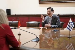 Reunión de Intendenta Carolina Cosse con embajador de la República Popular China en Uruguay, Huang Yazhong