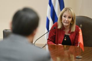 Reunión de Intendenta Carolina Cosse con embajador de la República Popular China en Uruguay, Huang Yazhong Reunión de Intendenta Carolina Cosse con embajador de la República Popular China en Uruguay, Huang Yazhong