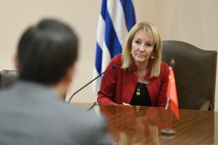 Reunión de Intendenta Carolina Cosse con embajador de la República Popular China en Uruguay, Huang Yazhong