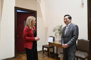 Reunión de Intendenta Carolina Cosse con embajador de la República Popular China en Uruguay, Huang Yazhong