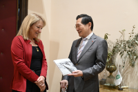 Reunión de Intendenta Carolina Cosse con embajador de la República Popular China en Uruguay, Huang Yazhong