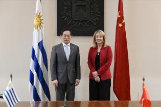 Reunión de Intendenta Carolina Cosse con embajador de la República Popular China en Uruguay, Huang Yazhong Reunión de Intendenta Carolina Cosse con embajador de la República Popular China en Uruguay, Huang Yazhong