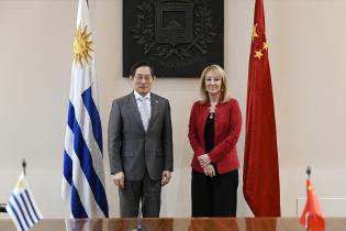 Reunión de Intendenta Carolina Cosse con embajador de la República Popular China en Uruguay, Huang Yazhong