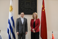 Reunión de Intendenta Carolina Cosse con embajador de la República Popular China en Uruguay, Huang Yazhong