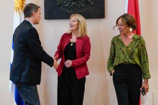 Reunión de Intendenta Carolina Cosse con embajador de la República Popular China en Uruguay, Huang Yazhong Reunión de Intendenta Carolina Cosse con embajador de la República Popular China en Uruguay, Huang Yazhong