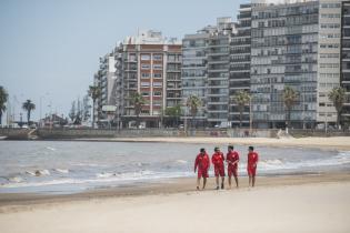 Inicio de temporada de guardavidas en la playa Pocitos