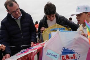 Remontada de cometas en la playa del Cerro ,  15 de noviembre de 2023