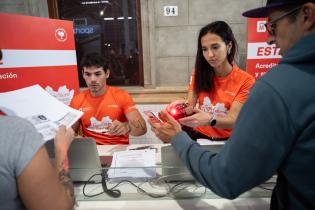 Entrega de kits de carrera San Felipe y Santiago en el MAM