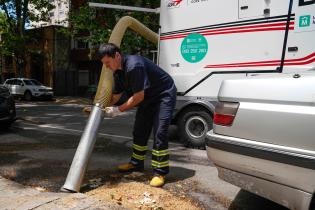 Tareas de limpieza con barredora en el Municipio B , 23 de noviembre de 2023