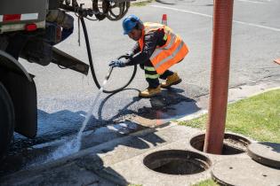 Trabajos preventivos de limpieza en barrio La Chancha ante anuncio de lluvias fuertes