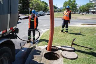 Trabajos preventivos de limpieza en barrio La Chancha ante anuncio de lluvias fuertes