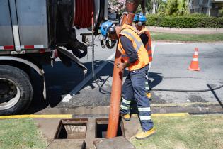 Trabajos preventivos de limpieza en barrio La Chancha ante anuncio de lluvias fuertes