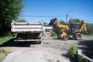 Trabajos preventivos de limpieza en barrio La Chancha ante anuncio de lluvias fuertes