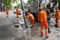 Desobstrucción de bocas de tormenta debajo del viaducto del Paso Molino