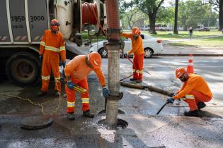 Desobstrucción de bocas de tormenta debajo del viaducto del Paso Molino