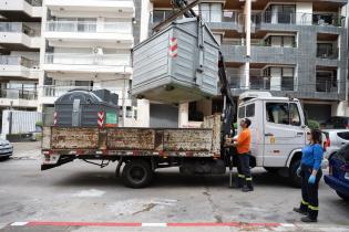 Reubicación de contenedores para residuos mezclados por finalización de obra en  calle 21 de setiembre,