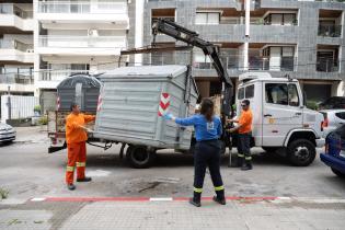 Reubicación de contenedores para residuos mezclados por finalización de obra en  calle 21 de setiembre,