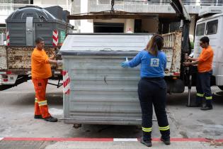 Reubicación de contenedores para residuos mezclados por finalización de obra en  calle 21 de setiembre,