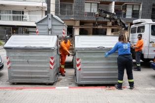 Desobstrucción de bocas de tormenta debajo del viaducto del Paso Molino