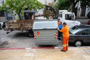 Desobstrucción de bocas de tormenta debajo del viaducto del Paso Molino