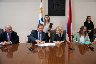 Intendenta de Montevideo Carolina Cosse firma convenio con ministro de Transporte José Luis Falero Intendenta de Montevideo Carolina Cosse firma convenio con ministro de Transporte José Luis Falero