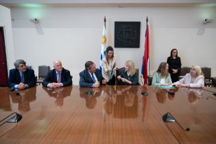 Intendenta de Montevideo Carolina Cosse firma convenio con ministro de Transporte José Luis Falero Intendenta de Montevideo Carolina Cosse firma convenio con ministro de Transporte José Luis Falero
