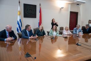 Intendenta de Montevideo Carolina Cosse firma convenio con ministro de Transporte José Luis Falero Intendenta de Montevideo Carolina Cosse firma convenio con ministro de Transporte José Luis Falero