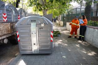 Instalación de nuevos contenedores para residuos mezclados en el Municipio G