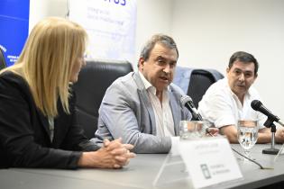 Firma de convenio entre la intendencia de Montevideo y el MVOT para el realojo de familias del barrio 1° de Mayo Firma de convenio entre la intendencia de Montevideo y el MVOT para el realojo de familias del barrio 1° de Mayo