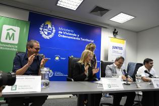Firma de convenio entre la intendencia de Montevideo y el MVOT para el realojo de familias del barrio 1° de Mayo Firma de convenio entre la intendencia de Montevideo y el MVOT para el realojo de familias del barrio 1° de Mayo