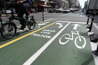 Ciclovía en Av. 18 de Julio y Juan Paullier Ciclovía en Av. 18 de Julio y Juan Paullier