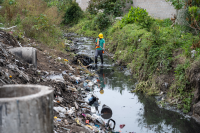 Trabajos de limpieza preventivos ante la tormenta en el barrio Aquiles Lanza