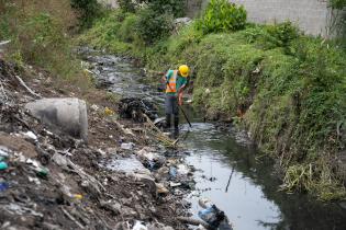 Trabajos de limpieza preventivos ante la tormenta en el barrio Aquiles Lanza