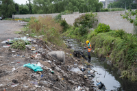 Trabajos de limpieza preventivos ante la tormenta en el barrio Aquiles Lanza