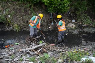 Trabajos de limpieza preventivos ante la tormenta en el barrio Aquiles Lanza