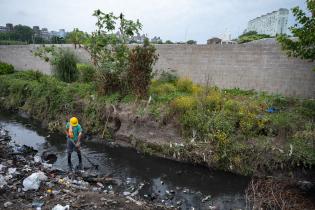 Trabajos de limpieza preventivos ante la tormenta en el barrio Aquiles Lanza