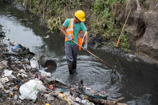 Trabajos de limpieza preventivos ante la tormenta en el barrio Aquiles Lanza