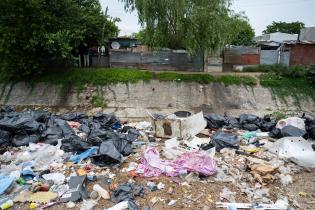 Trabajos de limpieza preventivos ante la tormenta en el barrio Aquiles Lanza