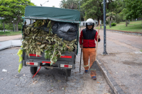 Trabajos de limpieza con motocarro en el parque Rodó