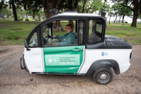 Trabajos de limpieza con motocarro eléctrico en el parque Rodó