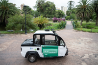 Trabajos de limpieza con motocarro eléctrico en el parque Rodó