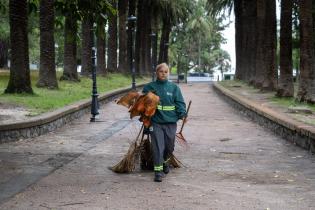 Trabajos de limpieza con motocarro eléctrico en el parque Rodó