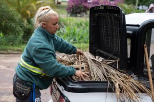 Trabajos de limpieza con motocarro eléctrico en el parque Rodó