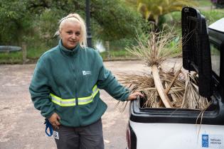 Trabajos de limpieza con motocarro eléctrico en el parque Rodó