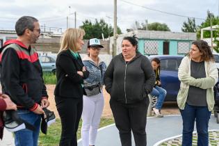 Carolina Cosse y Mercedes Clara en recorrida por obras en Barrio Los Sueños