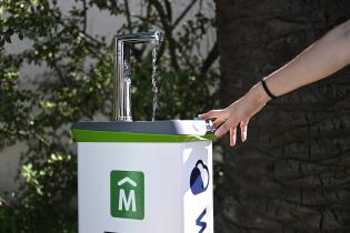 Inauguración de maquina productora de agua potable en el Teatro de Verano